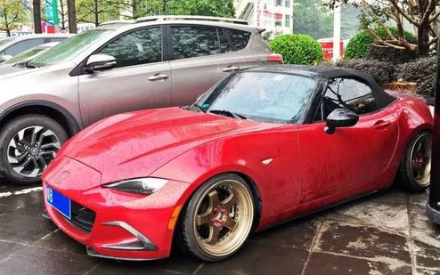 偶遇一輛百萬超跑，看見轉(zhuǎn)子車標和手動擋，知道這車才30多萬！