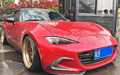 偶遇一輛百萬超跑，看見轉(zhuǎn)子車標和手動擋，知道這車才30多萬！