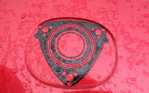 偶遇一輛百萬超跑，看見轉(zhuǎn)子車標和手動擋，知道這車才30多萬！