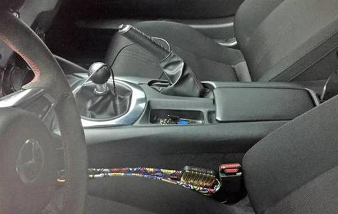 偶遇一輛百萬超跑，看見轉(zhuǎn)子車標和手動擋，知道這車才30多萬！