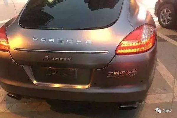 改車(chē)標(biāo)的車(chē)主真會(huì)玩，小心車(chē)輛辦不了過(guò)戶(hù)！