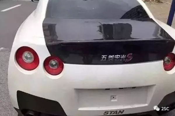 改車(chē)標(biāo)的車(chē)主真會(huì)玩，小心車(chē)輛辦不了過(guò)戶(hù)！