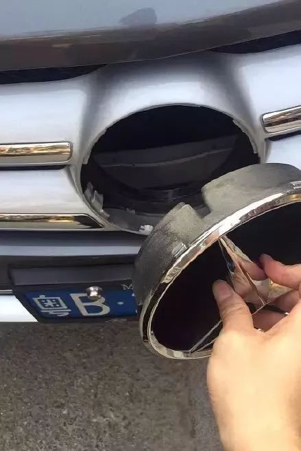 原來汽車車標是這么好拆的！小哥剛想演示拆奔馳標，結果悲劇了！
