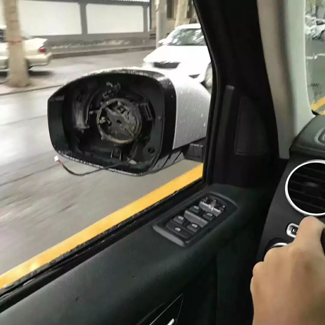 原來汽車車標是這么好拆的！小哥剛想演示拆奔馳標，結果悲劇了！