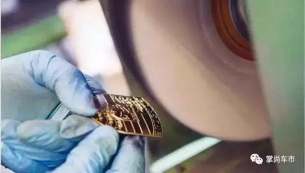 保時捷車標都是純手工？看完流程才知這車太值了！