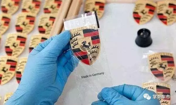 保時捷車標都是純手工？看完流程才知這車太值了！