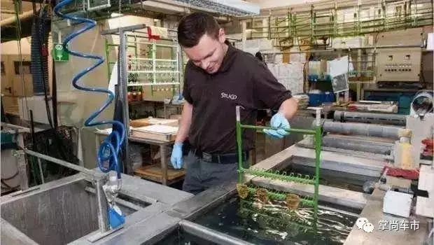 保時捷車標都是純手工？看完流程才知這車太值了！