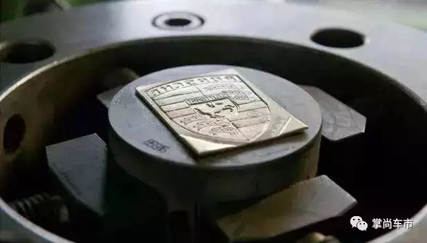 保時捷車標都是純手工？看完流程才知這車太值了！