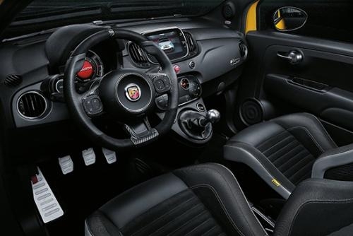 街頭偶遇蝎子車標，比奇瑞QQ不起眼，卻比奔馳C級還貴！