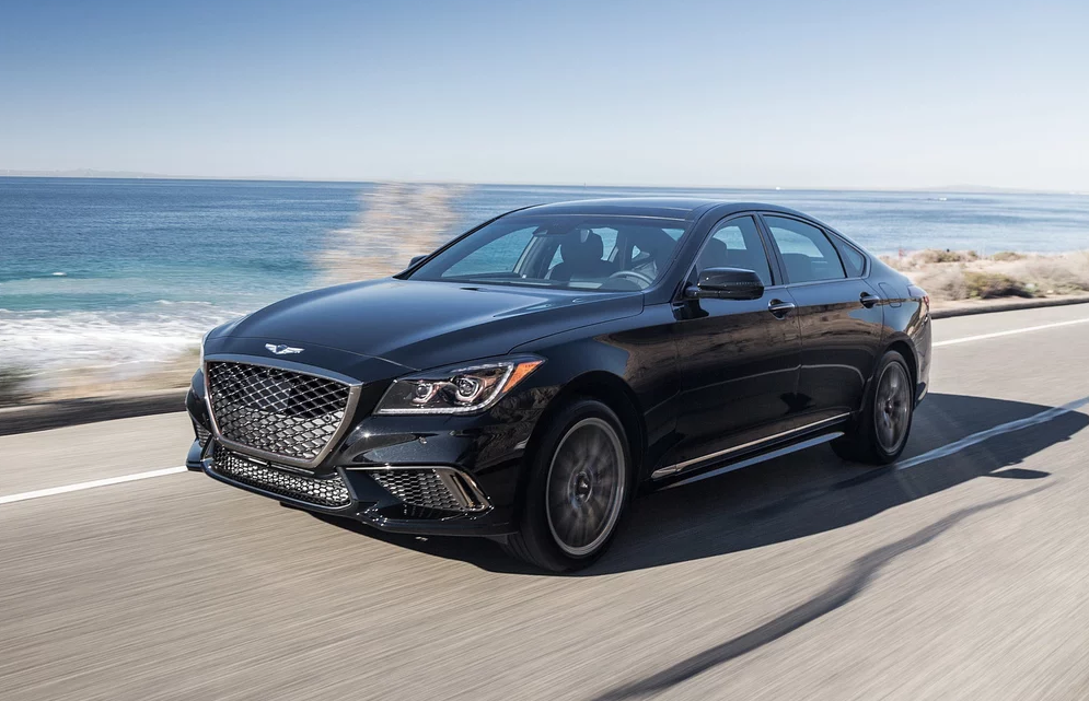 偶遇一輛豪車，它車標帶翅膀卻不是賓利，外觀酷似奧迪A6L