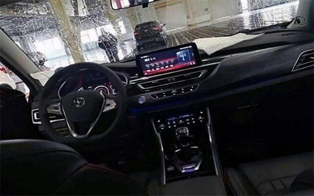 長安這車被嘲諷為山寨車，去掉字母車標后，比寶馬X6都帶勁