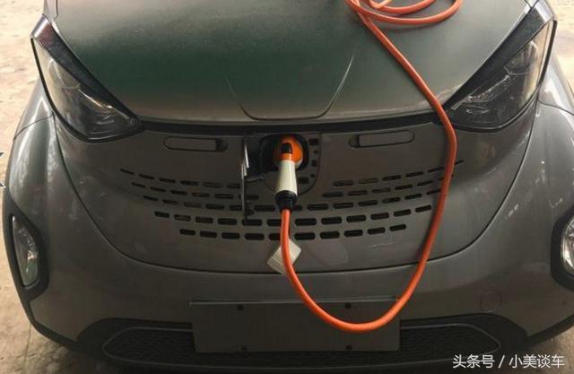 這車只要五萬塊，不看車標的話都以為是奔馳Smart，回頭率很高