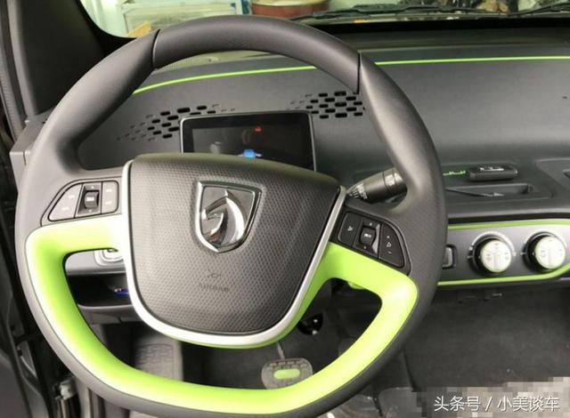 這車只要五萬塊，不看車標的話都以為是奔馳Smart，回頭率很高