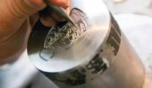 保時捷車標純手工打造過程，一個車標相當于小編3個月工資！