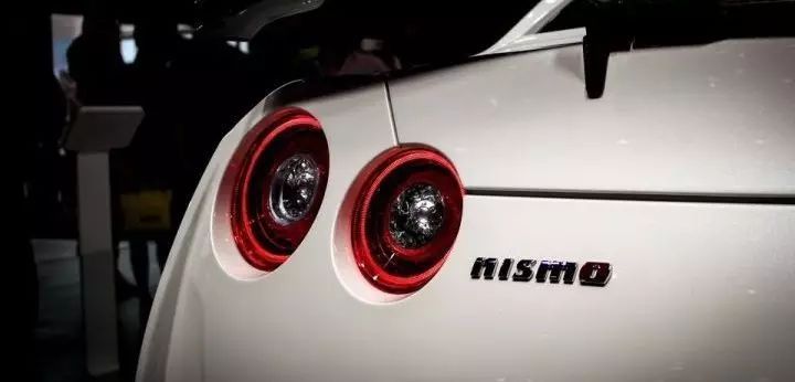 性能兇猛，動力強勁！路上遇到帶有這些車標的車，較好不要惹