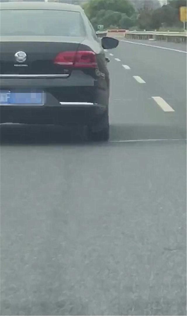 高速發(fā)現(xiàn)&ldquo;山寨版&rdquo;大眾輝騰，車標下有字母，網(wǎng)友：不對勁