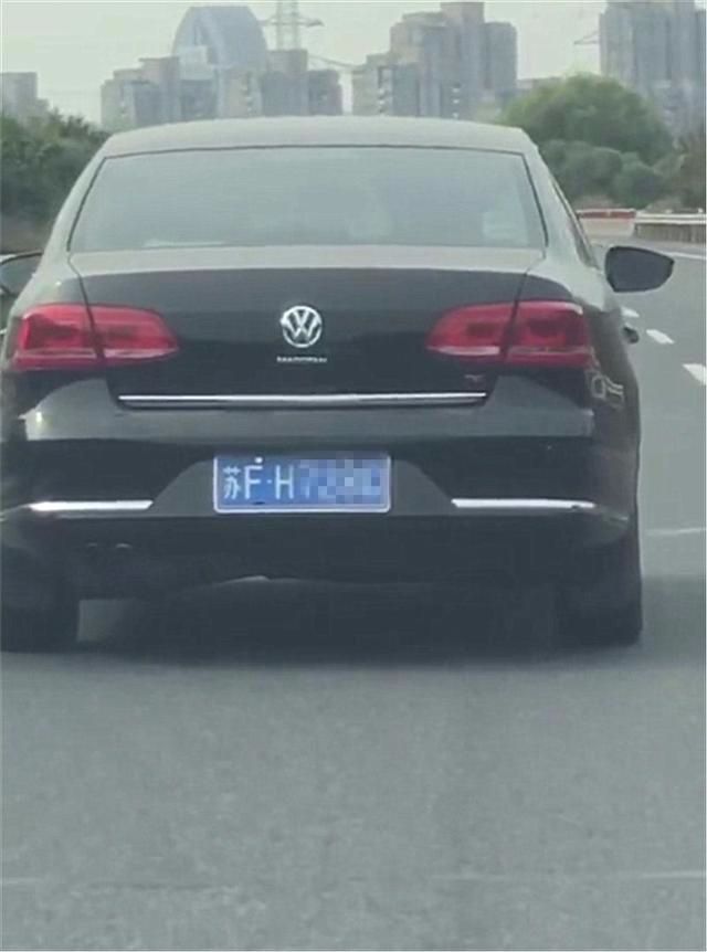 高速發(fā)現(xiàn)&ldquo;山寨版&rdquo;大眾輝騰，車標下有字母，網(wǎng)友：不對勁