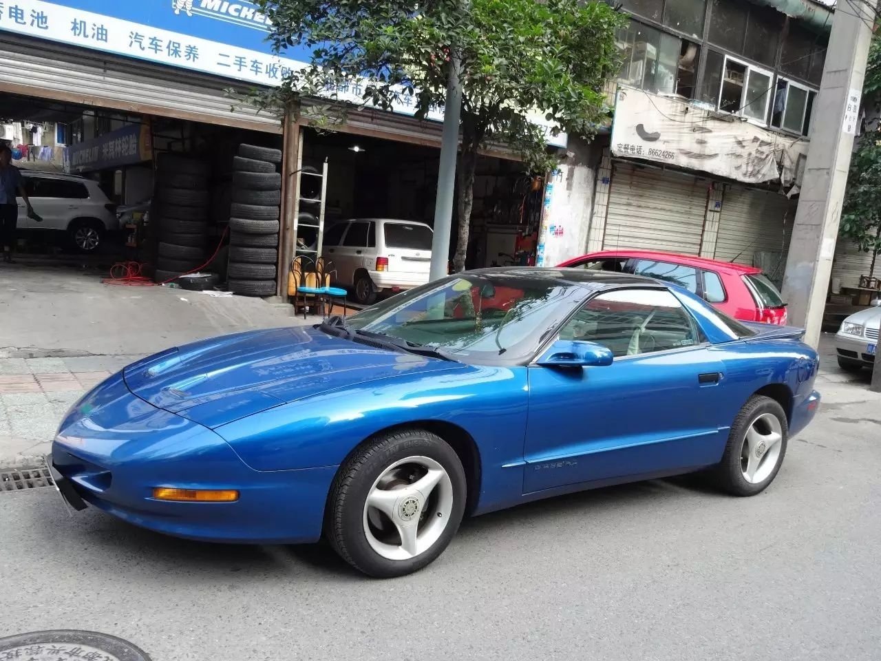 偶遇一輛藍色跑車，車牌4個3，車標似飛鳥，很多人都不認識？