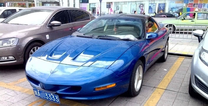 偶遇一輛藍色跑車，車牌4個3，車標似飛鳥，很多人都不認識？