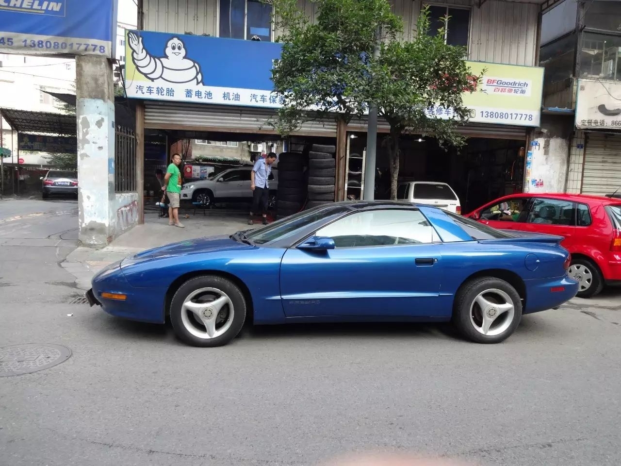 偶遇一輛藍色跑車，車牌4個3，車標似飛鳥，很多人都不認識？