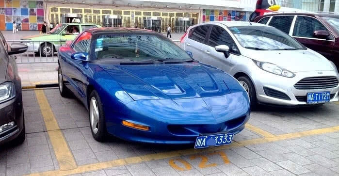 偶遇一輛藍色跑車，車牌4個3，車標似飛鳥，很多人都不認識？