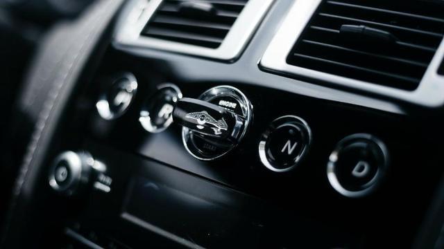 以為過去一輛蒙迪歐，結果發現車標不認識，比勞斯萊斯還貴！