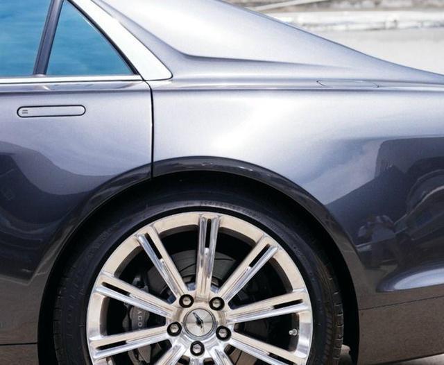 以為過去一輛蒙迪歐，結果發現車標不認識，比勞斯萊斯還貴！