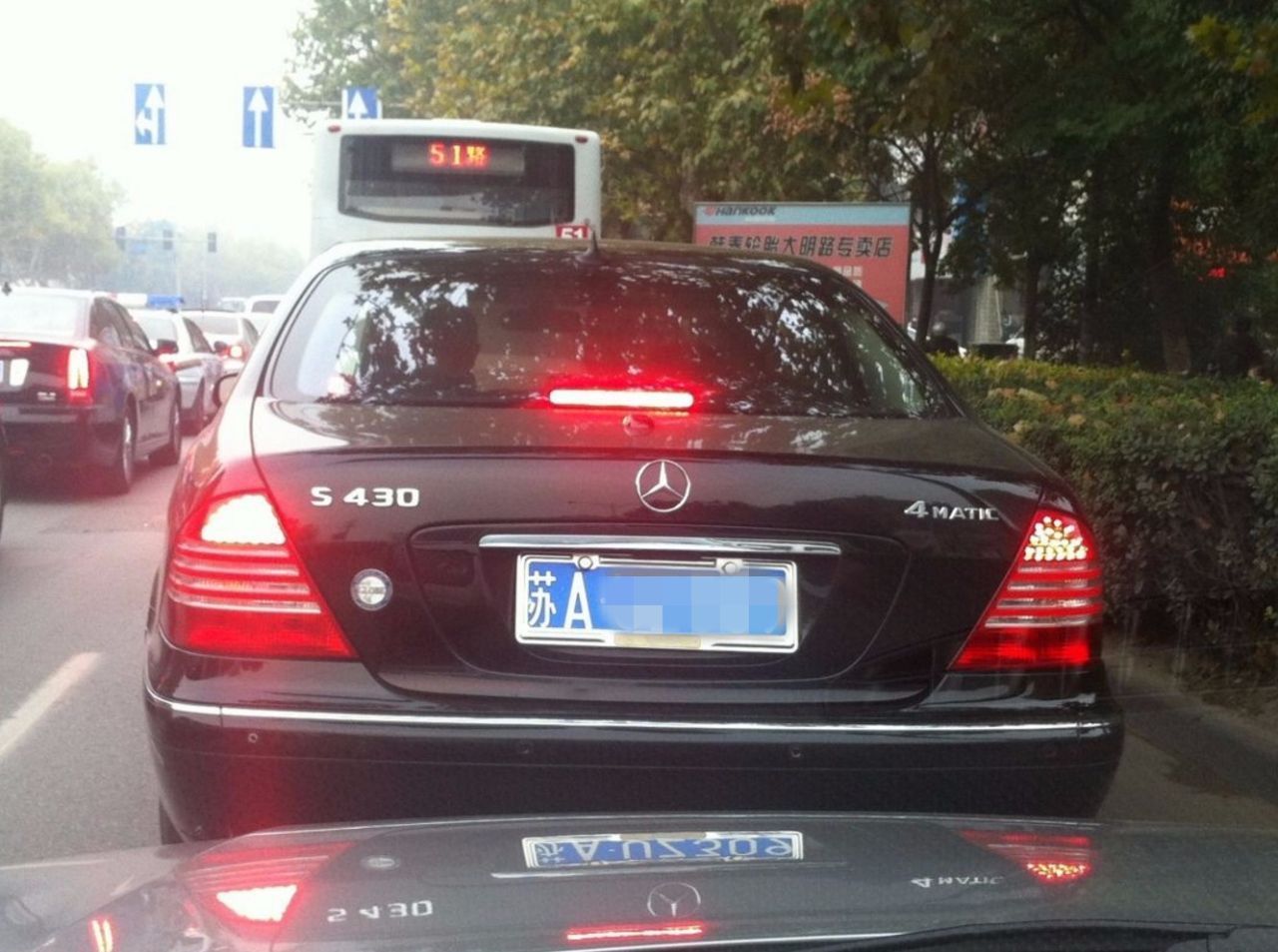 國內極少見的奔馳S級，看到這個車標，都懷疑是車主改的