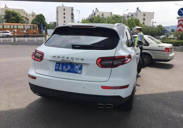改眾泰SR9車(chē)標(biāo)，遭交警勒令恢復(fù)！4S店保時(shí)泰Z標(biāo)