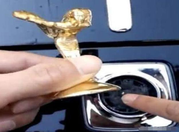 車主買勞斯萊斯，掰掉20萬車標換成大金雞車標