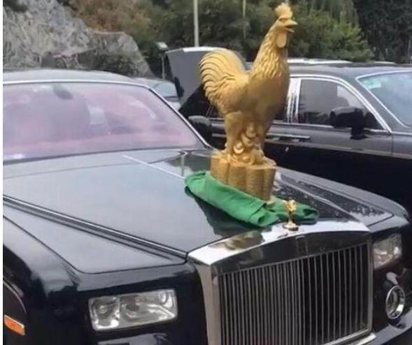 車主買勞斯萊斯，掰掉20萬車標換成大金雞車標