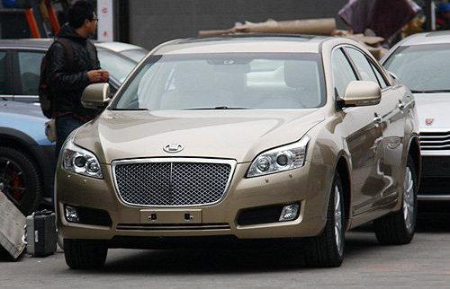 以為撞了一輛賓利，差點嚇哭，車標怎么不是個B？