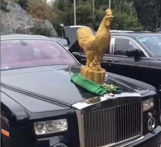 勞斯萊斯車標被罵太土，土豪花50萬，打造&ldquo;金雞獨立&rdquo;標