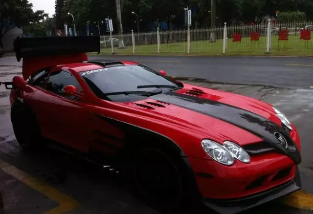 神秘超跑現(xiàn)身加油站，車標(biāo)像一匹飛馬，卻沒人認(rèn)識