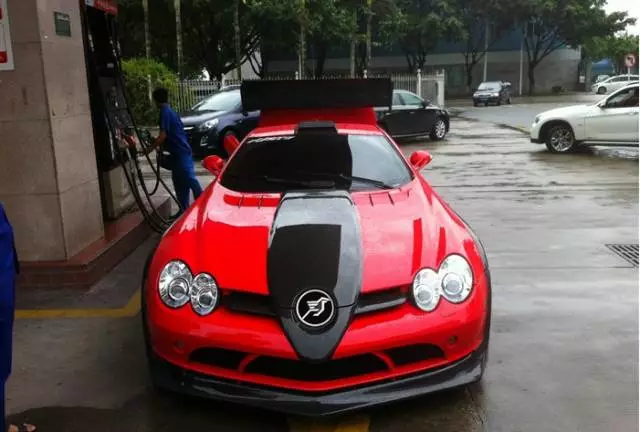 神秘超跑現(xiàn)身加油站，車標(biāo)像一匹飛馬，卻沒人認(rèn)識