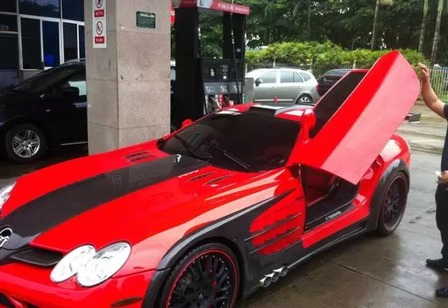 神秘超跑現(xiàn)身加油站，車標(biāo)像一匹飛馬，卻沒人認(rèn)識