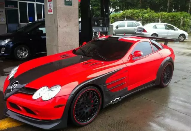 神秘超跑現(xiàn)身加油站，車標(biāo)像一匹飛馬，卻沒人認(rèn)識