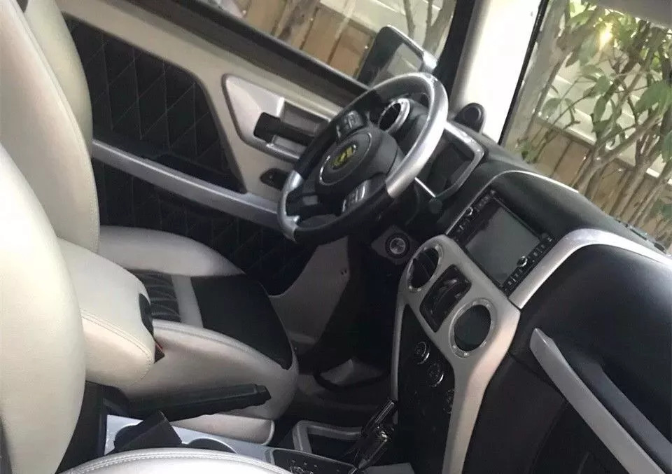 小區里停了輛越野車，五角星車標，竟比卡宴貴50萬？