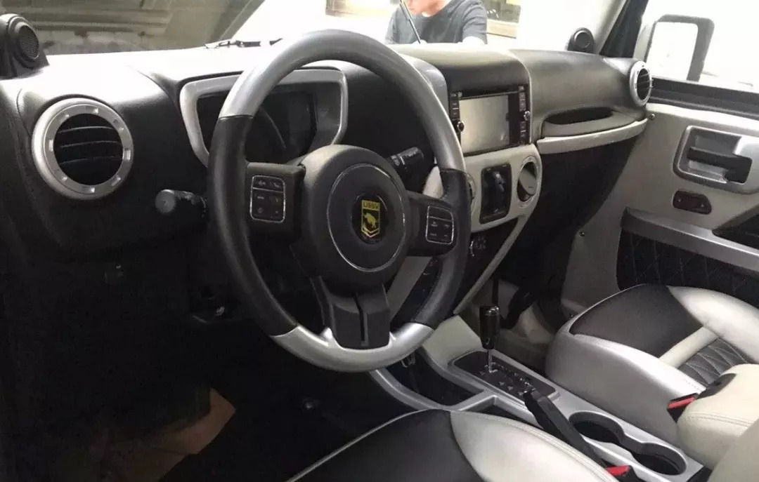 小區里停了輛越野車，五角星車標，竟比卡宴貴50萬？