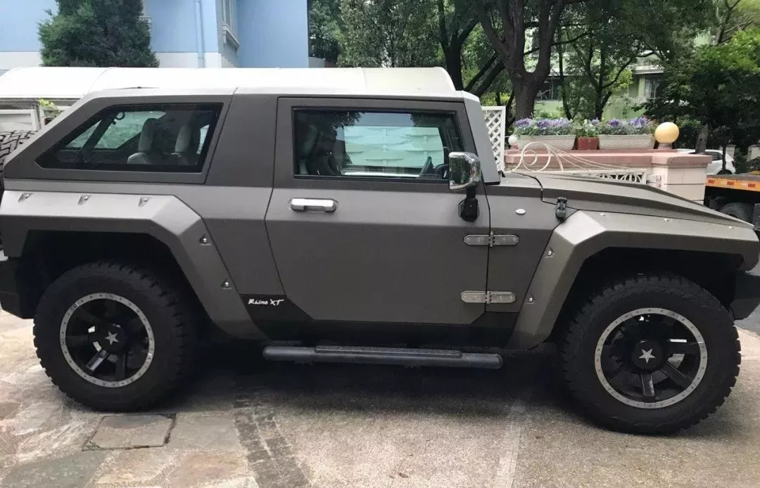 小區里停了輛越野車，五角星車標，竟比卡宴貴50萬？