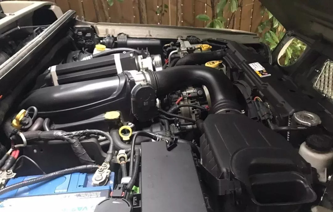 小區里停了輛越野車，五角星車標，竟比卡宴貴50萬？