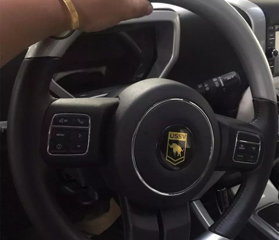 小區里停了輛越野車，五角星車標，竟比卡宴貴50萬？