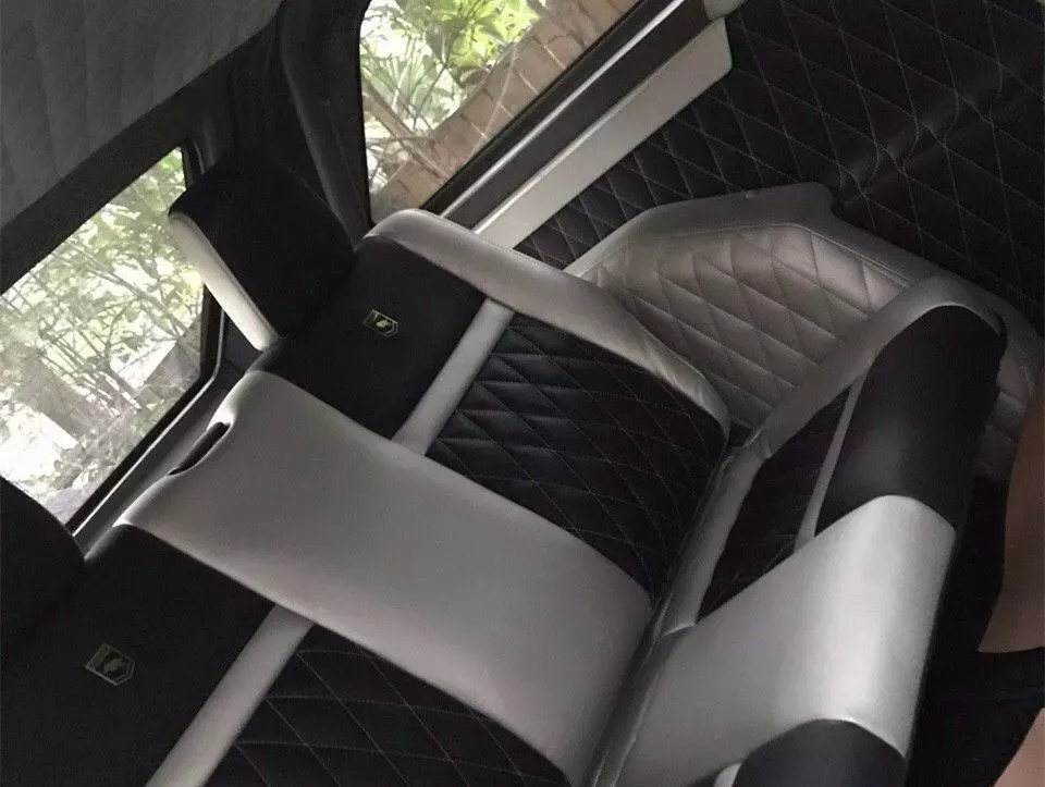 小區里停了輛越野車，五角星車標，竟比卡宴貴50萬？