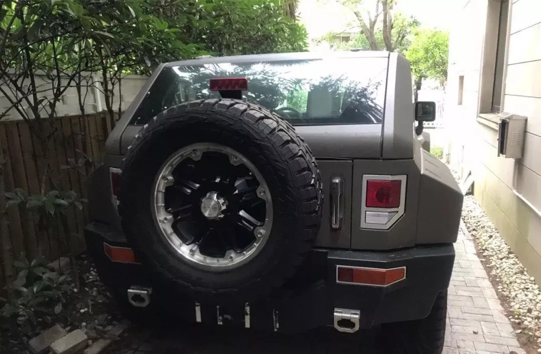 小區里停了輛越野車，五角星車標，竟比卡宴貴50萬？