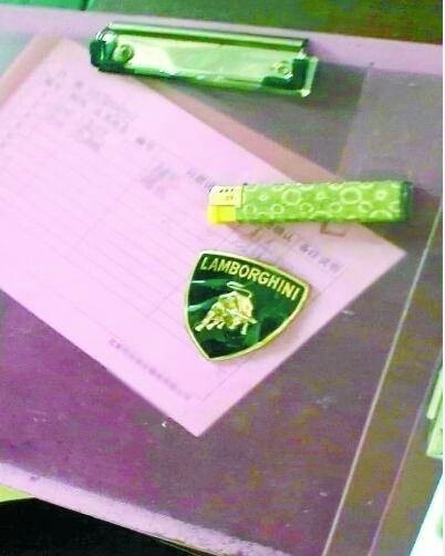 請你不要到處摳摳！小小車標被摳 車主損失13萬