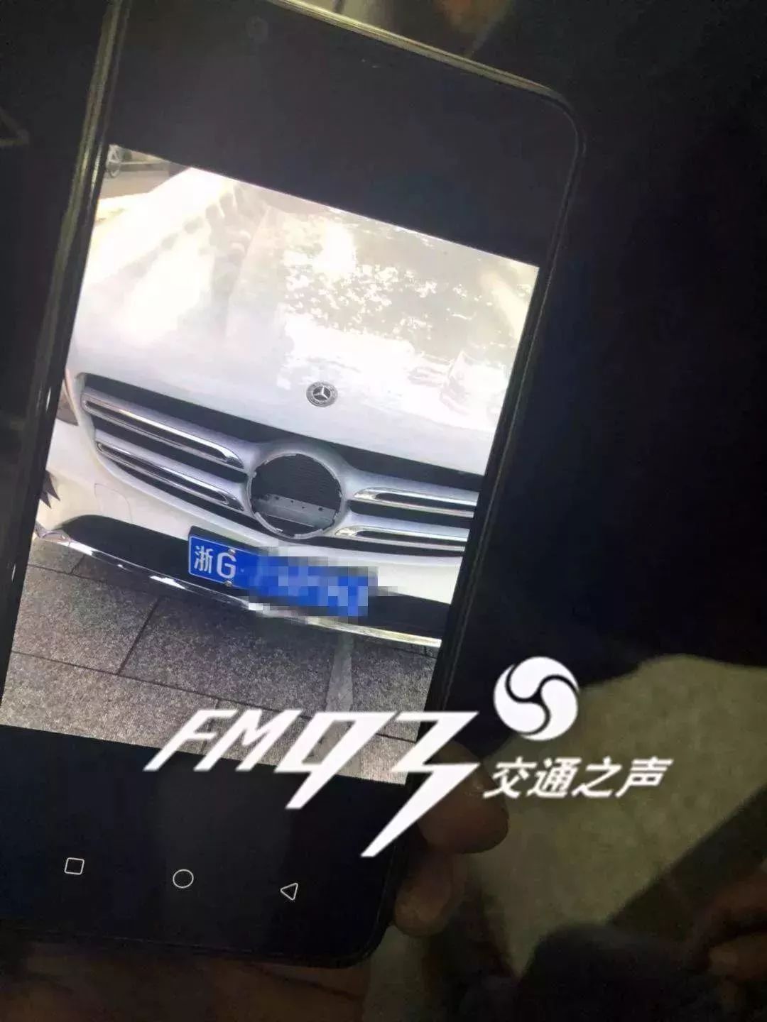 男子模仿視頻連摳10多個奔馳車標,結果悲劇了......