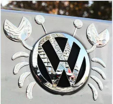 據說，改車標被認定為非法改裝后，車主的神操作連交警叔叔都笑了