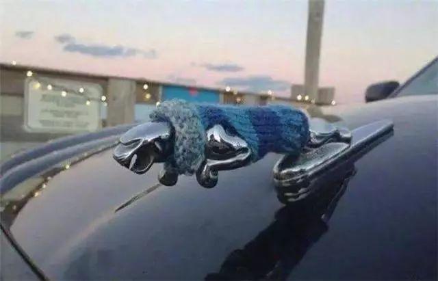 據說，改車標被認定為非法改裝后，車主的神操作連交警叔叔都笑了