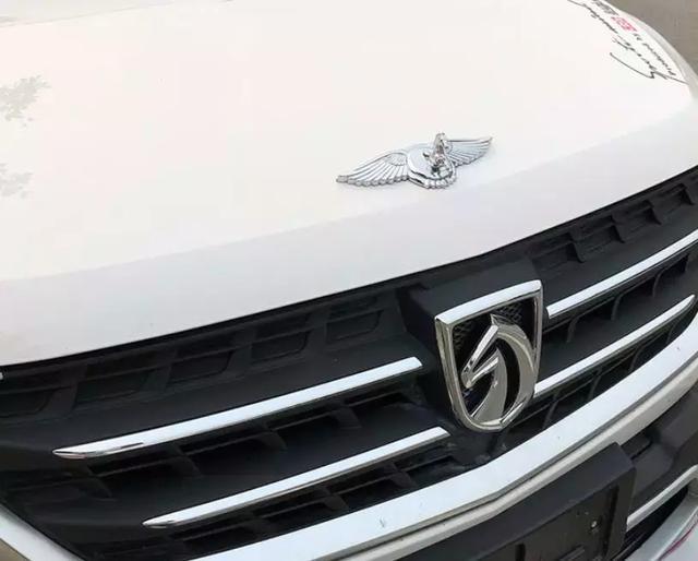 據說，改車標被認定為非法改裝后，車主的神操作連交警叔叔都笑了