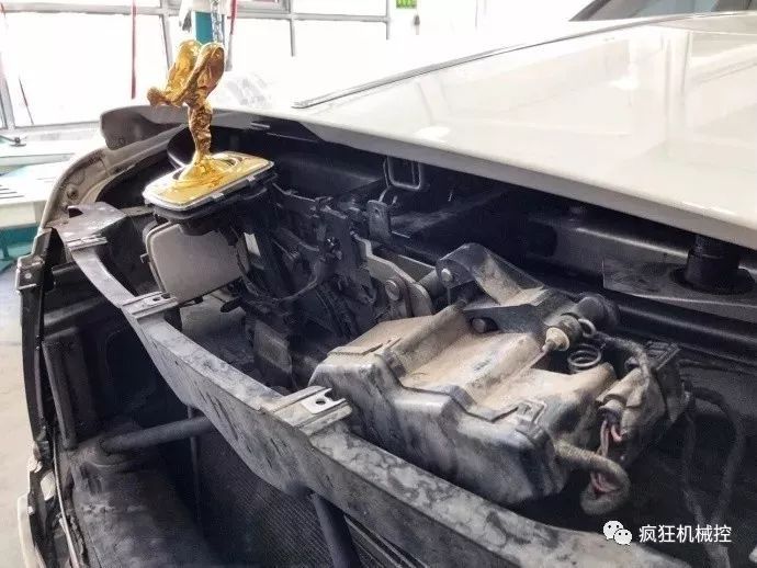 勞斯萊斯車標一碰就自動收回，怎么做到的？